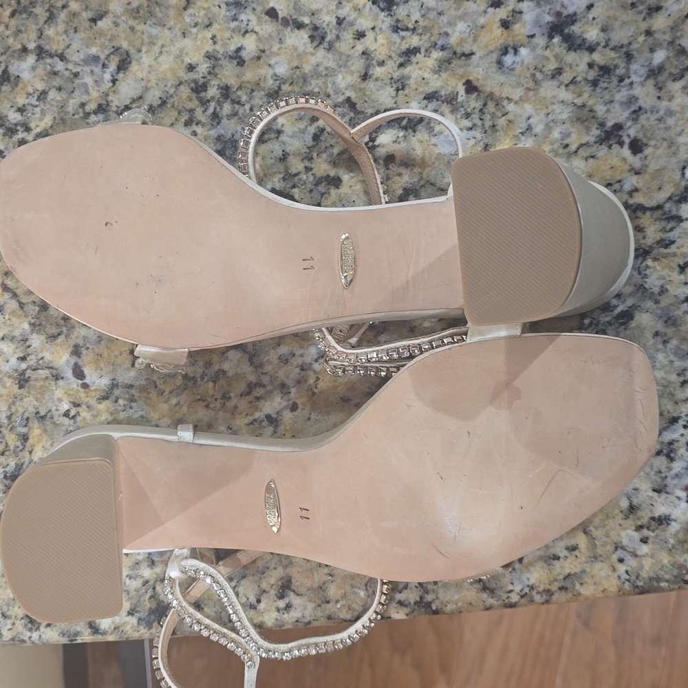 Badgley Mischka Marsha Satin Rhinestone Heel in Ivory size 11 No Box